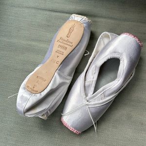 Two pairs of freed studio pros, 4 1/2 C width hard shank.